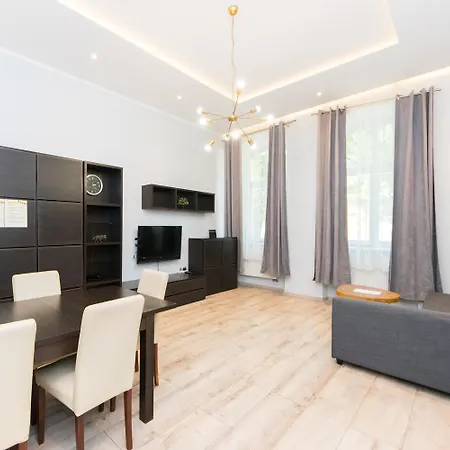 Huge At Castle Apartment *