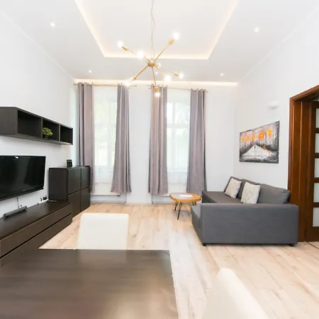 Huge At Castle Apartment *